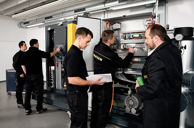 s-img-5-tecnicos-de-servicio